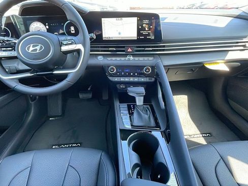 New 2025 Hyundai Elantra Limited image 17