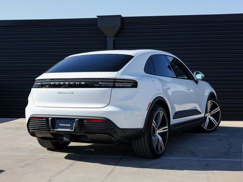 New 2025 Porsche Macan 4S Electric image 7