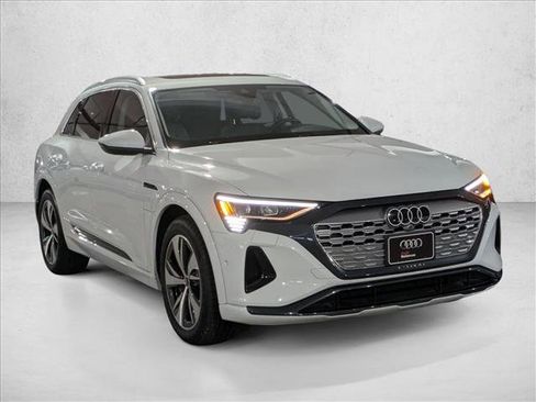 Used 2024 Audi Q8 e-tron Premium Plus w/ Premium Plus Package image 3