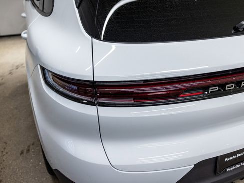 Certified 2025 Porsche Cayenne AWD/4WD image 20