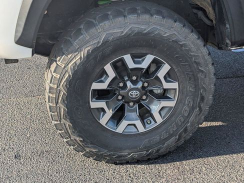 Used 2019 Toyota Tacoma TRD Off-Road AWD/4WD image 10