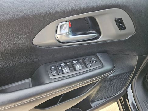Used 2025 Chrysler Pacifica Select image 15
