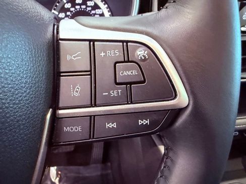 Used 2025 Toyota Highlander XLE AWD/4WD image 23