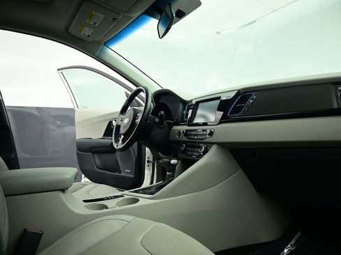 Used 2017 Kia Niro Touring image 27