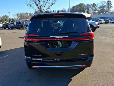 Used 2024 Chrysler Pacifica Limited FWD image 4
