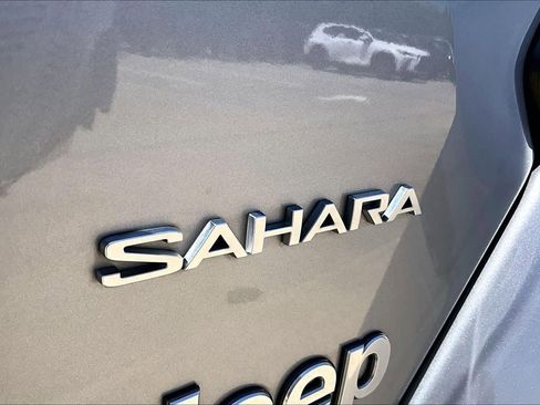 Used 2018 Jeep Wrangler Unlimited Sahara AWD/4WD image 31