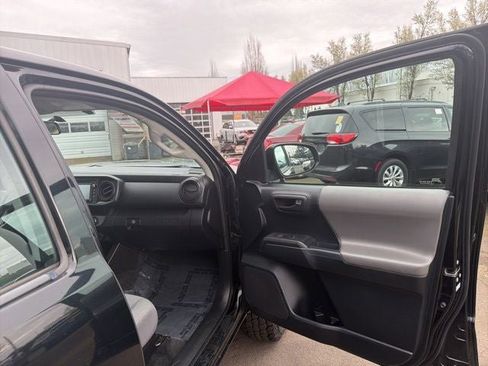 Used 2016 Toyota Tacoma SR w/ Towing Package image 19