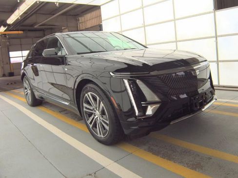Used 2024 Cadillac Lyriq Luxury w/ LPO, Floor Liner Package AWD/4WD image 4