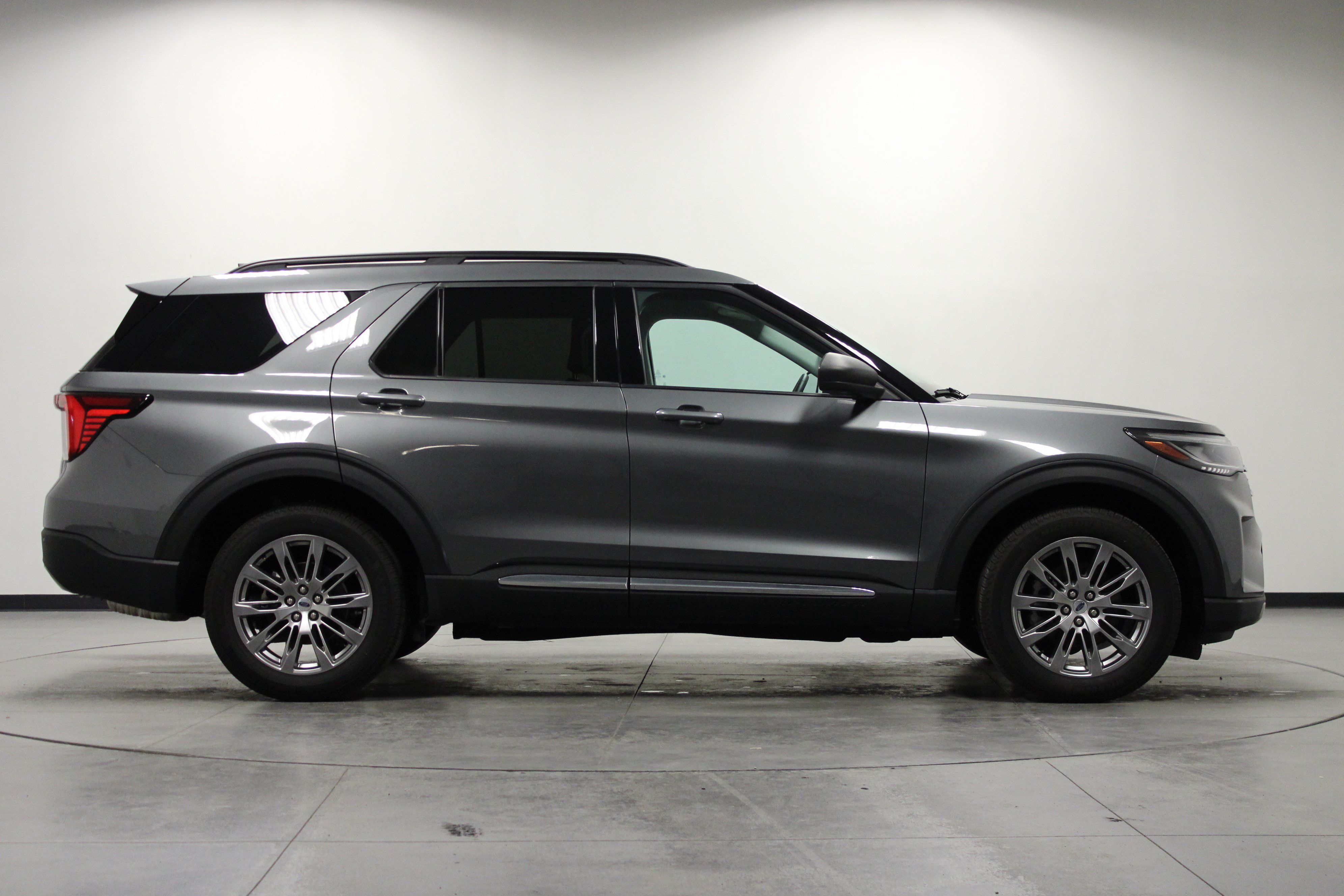 Used 2025 Ford Explorer Active w/ Active Comfort Package AWD/4WD image 3