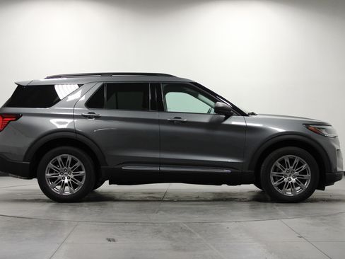 Used 2025 Ford Explorer Active w/ Active Comfort Package AWD/4WD image 3