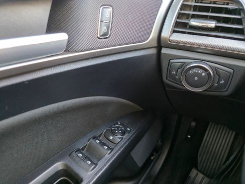 Used 2019 Ford Fusion SE image 18