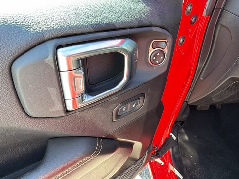 Used 2025 Jeep Wrangler Unlimited Sahara w/ Safety Group AWD/4WD image 15