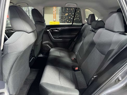 Used 2025 Toyota RAV4 XLE AWD/4WD image 17