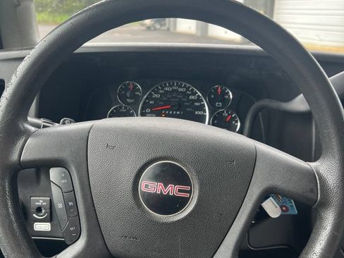 Used 2017 GMC Savana 3500 Extended RWD image 9