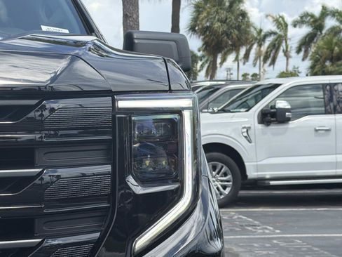 Used 2024 GMC Sierra 1500 Elevation w/ LPO, Elevation Black Package AWD/4WD image 10
