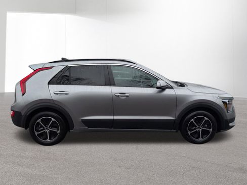 Used 2023 Kia Niro EX FWD image 4