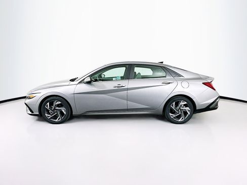 Used 2025 Hyundai Elantra SEL image 4