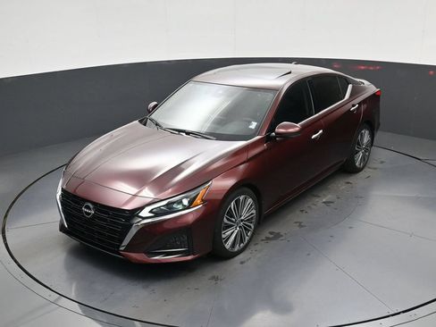 Used 2024 Nissan Altima 2.5 SL FWD image 29