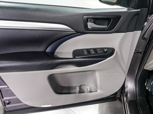 Certified 2019 Toyota Highlander XLE w/ Carpet Mat Package (TMS) FWD image 23