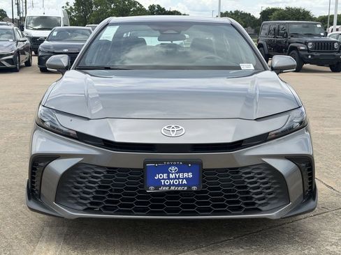 Used 2025 Toyota Camry SE FWD image 3