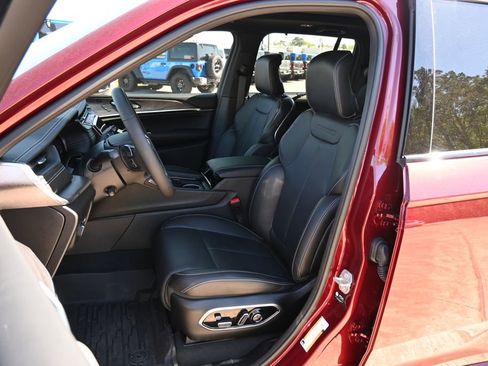Used 2025 Jeep Grand Cherokee Overland w/ Luxury Tech Group IV AWD/4WD image 16