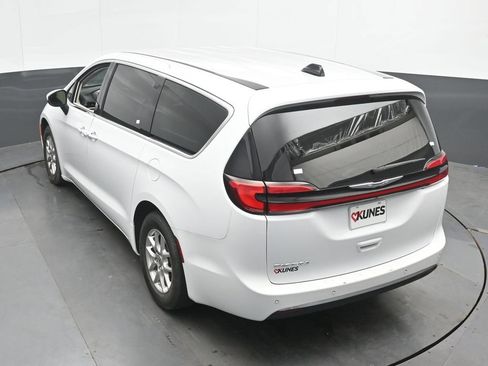 Used 2023 Chrysler Pacifica Touring-L FWD image 39