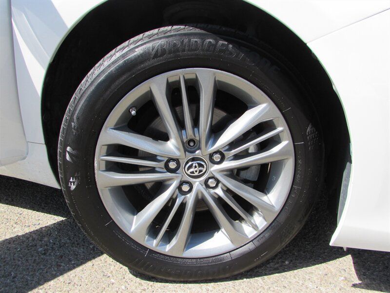 Used 2015 Toyota Camry SE w/ Moonroof Package FWD image 30