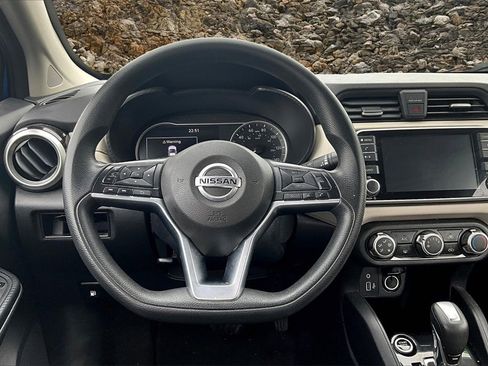 Used 2021 Nissan Versa SV image 5