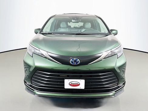 Used 2025 Toyota Sienna XLE w/ XLE Plus Package image 2