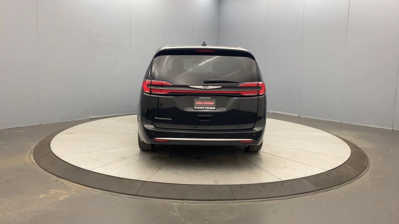 Used 2023 Chrysler Pacifica Touring-L FWD image 4