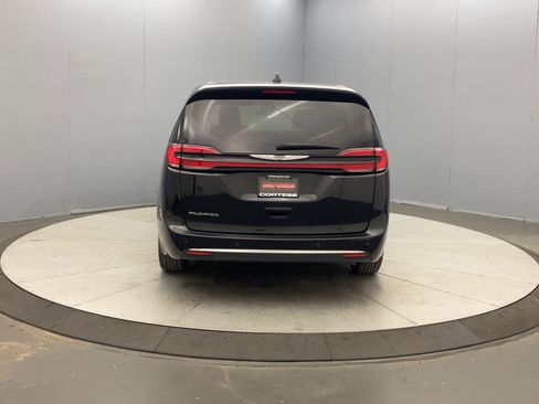 Used 2023 Chrysler Pacifica Touring-L FWD image 4