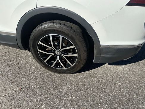 Used 2021 Volkswagen Tiguan SE w/ Panoramic Sunroof Package image 9