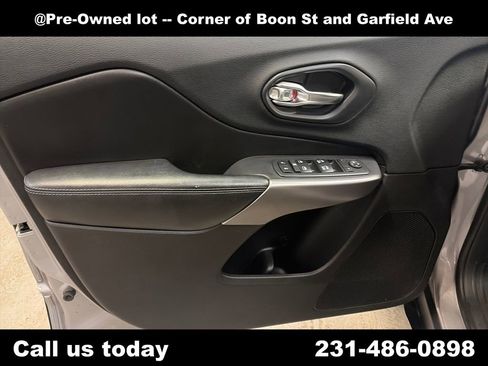 Used 2019 Jeep Cherokee Latitude Plus w/ Cold Weather Group AWD/4WD image 15