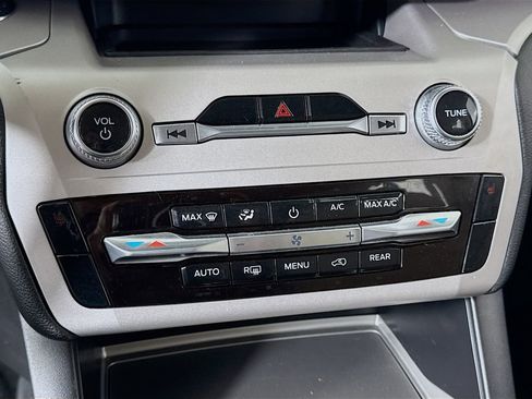 Used 2024 Ford Explorer XLT image 18