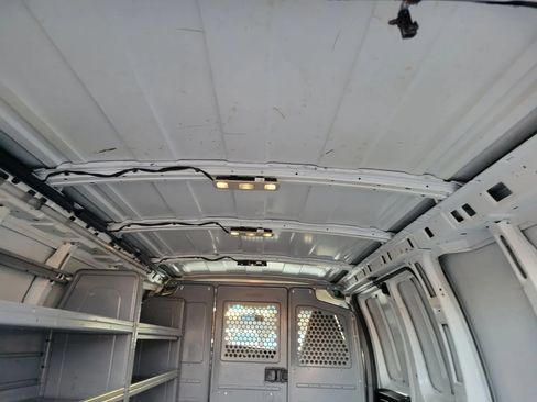 Used 2017 GMC Savana 2500 image 28