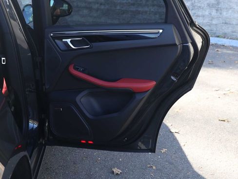 Used 2025 Porsche Macan image 16