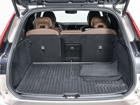 Certified 2025 Volvo XC60 B5 Plus AWD/4WD image 31