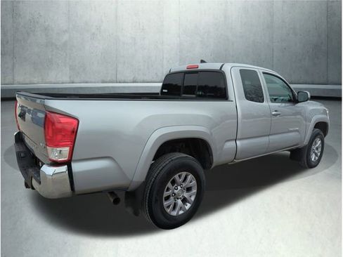 Used 2017 Toyota Tacoma SR5 image 5