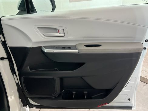 New 2026 Toyota Sienna LE FWD image 23