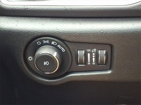 Used 2025 Chrysler Pacifica Select image 22