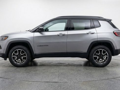 Used 2025 Jeep Compass Trailhawk image 5