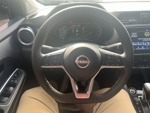 Used 2025 Nissan Versa SR w/ Trunk Package image 20