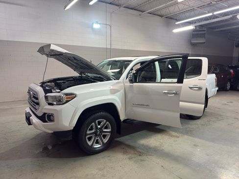 Used 2018 Toyota Tacoma Limited AWD/4WD image 9