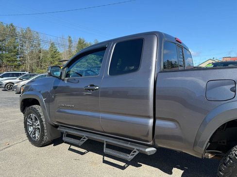 Used 2016 Toyota Tacoma TRD Sport image 7
