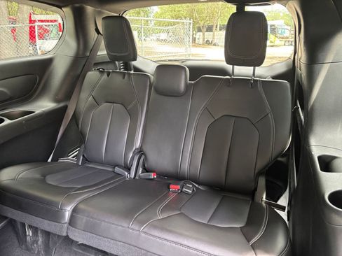 Used 2025 Chrysler Pacifica Select FWD image 31