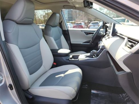 Used 2019 Toyota RAV4 Limited image 16