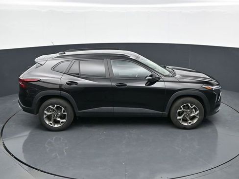 Used 2025 Chevrolet Trax LT w/ LT Convenience Package FWD image 32