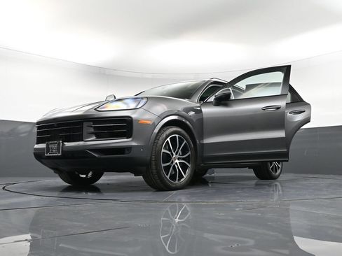 Certified 2025 Porsche Cayenne image 38