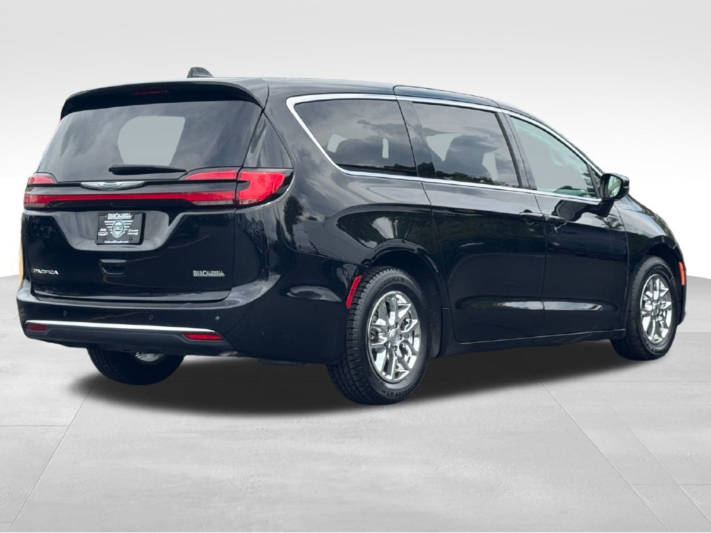 Used 2024 Chrysler Pacifica Touring-L FWD image 7