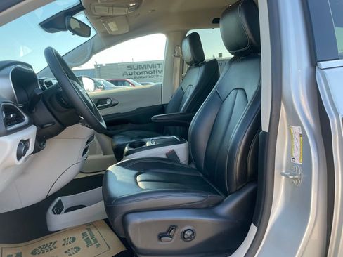 Used 2024 Chrysler Pacifica Touring-L FWD image 7